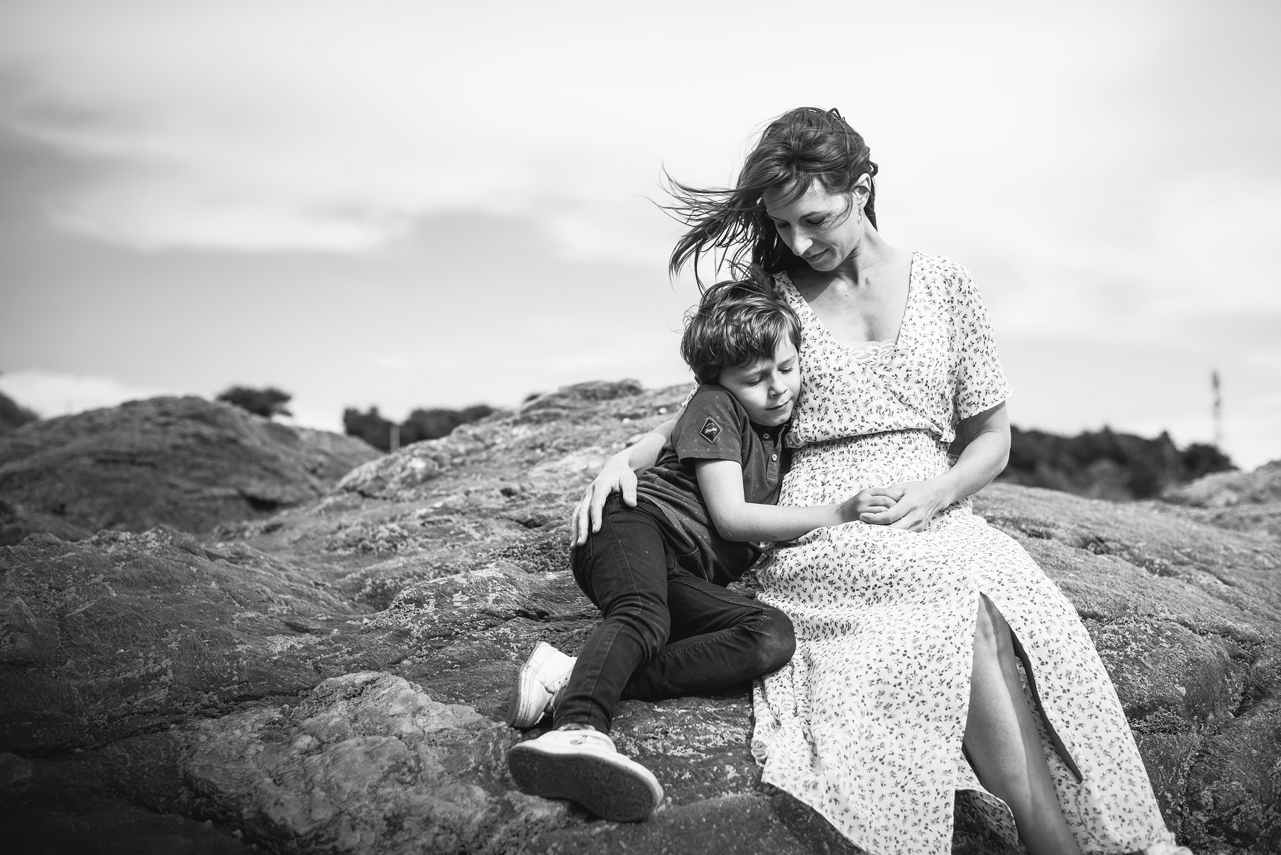 Calin mère fils à la plage de Pornichet lors d'une séance photo