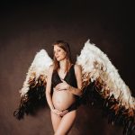 Femme enceinte avec des ailes d'oiseau