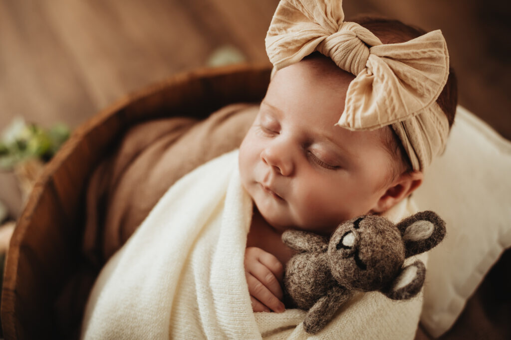 Bébé dormant emmailloté avec une peluche