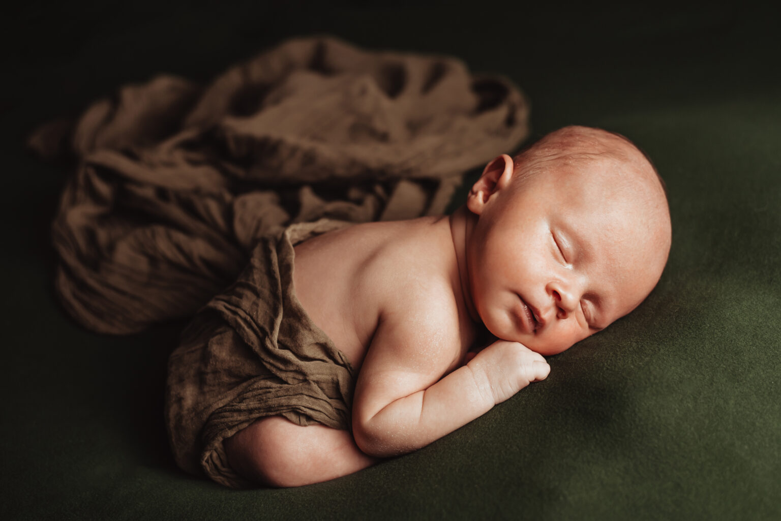 Bébé dormand - couverture verte et kaki