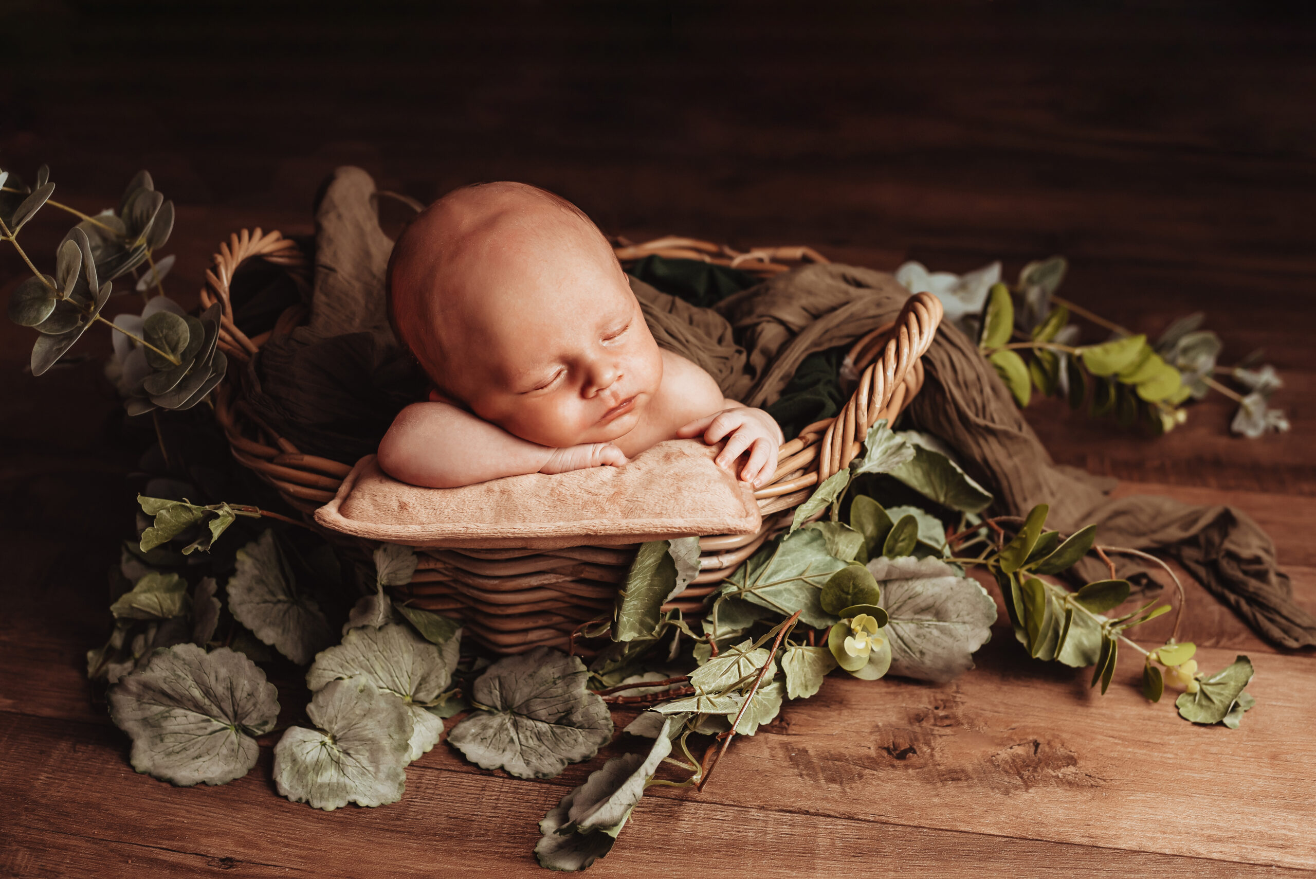 Bébé dormant dans un panier
