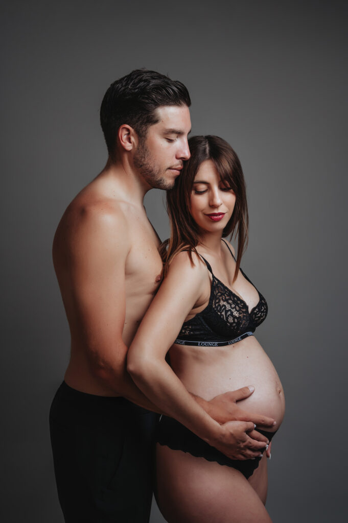séance photo grossesse en couple en studio proche de Pontchâteau